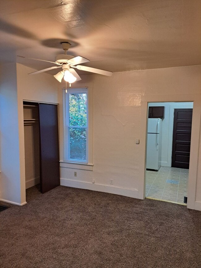 Building Photo - 2 BR Townhouse Near University of Saint Fr...