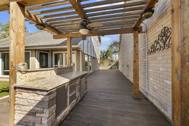 Building Photo - 8522 Scenic Green Dr