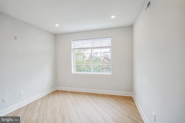 Building Photo - 646 N 32nd St