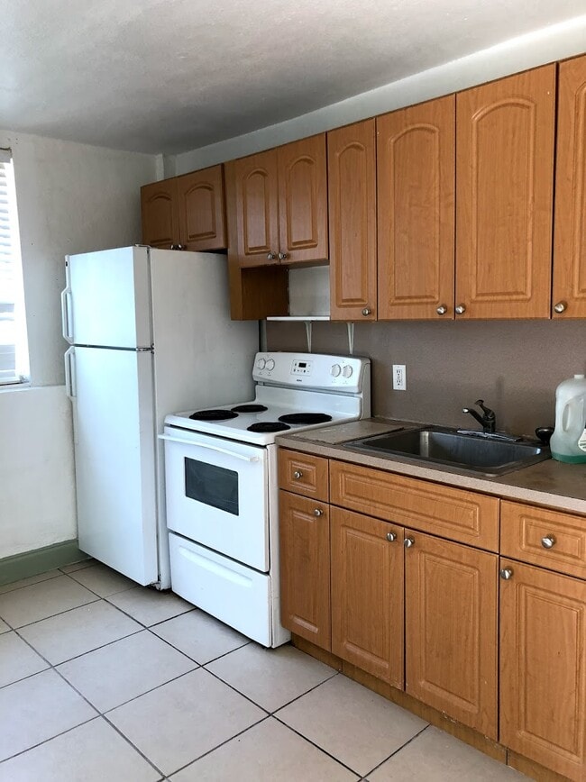 Building Photo - 2144 SW 17th St