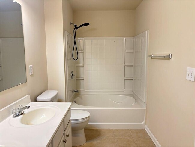 Building Photo - 2215 Landing Walk Dr