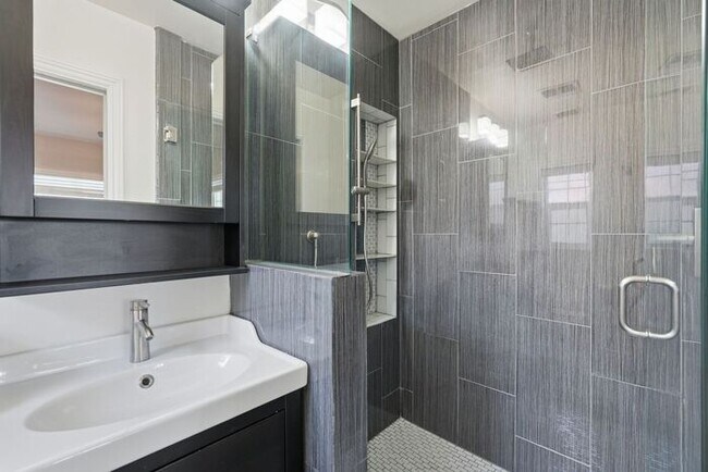 Building Photo - Modern 4 Bedroom, 3 Bathroom Home