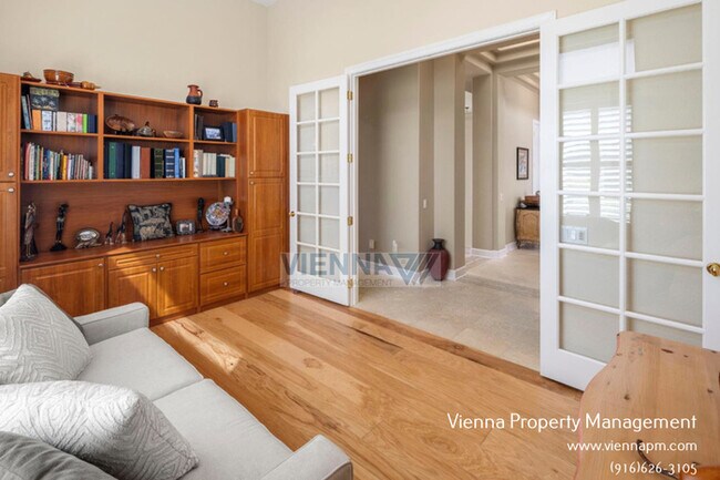 Building Photo - 1550 Summerhill Ln