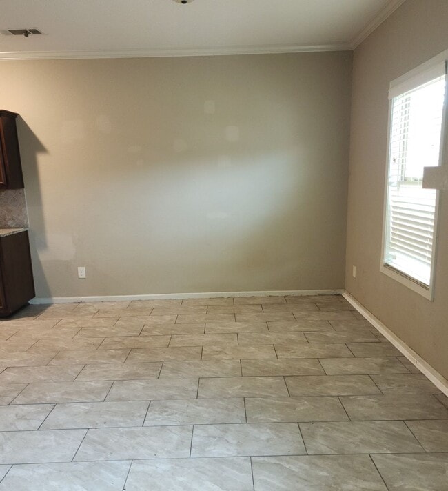 Building Photo - LOVELY TWO STORY W/ 5 BEDS, 3 FULL BATHS. ...