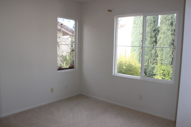 Building Photo - 39 Whispering Pine