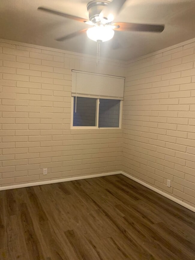 Building Photo - 419 15th Ave S