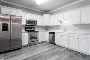 Building Photo - Diamond Brooke