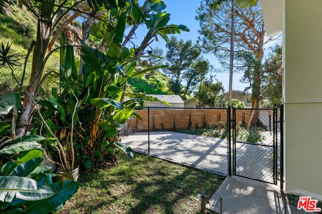 Building Photo - 1054 Enchanted Way