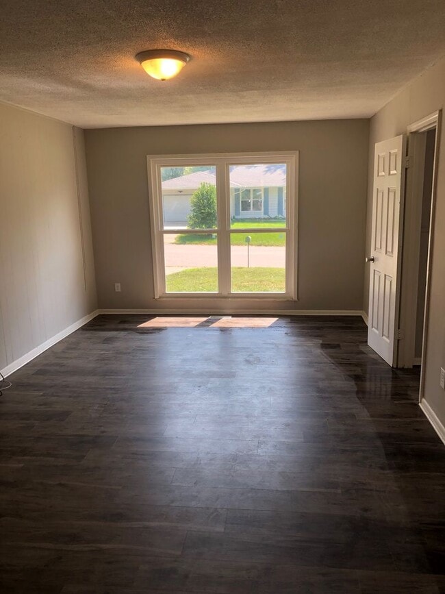 Building Photo - 3331 N Valleyview Dr