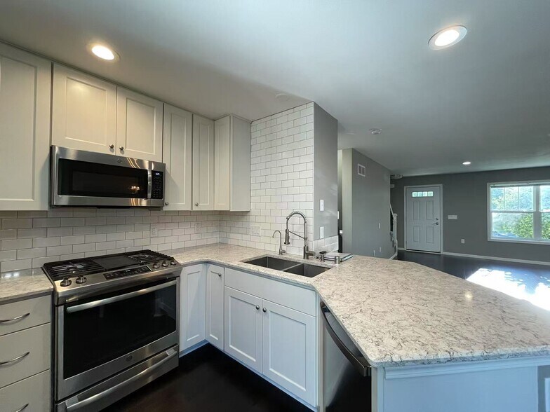 Building Photo - 703 Cricket Ln
