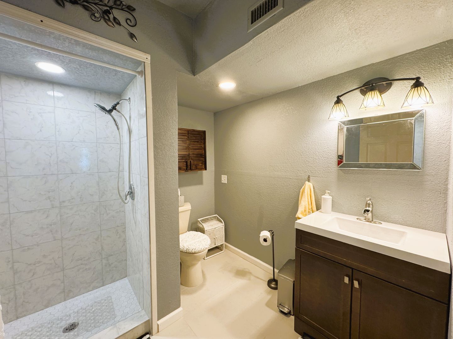 Building Photo - Beautifully Renovated 2 Bedroom + Bonus Room Home on a Corner Lot in North Port!