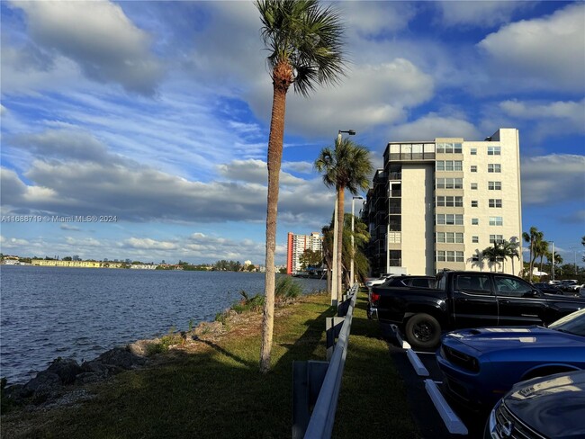 Building Photo - 1075 NE Miami Gardens Dr