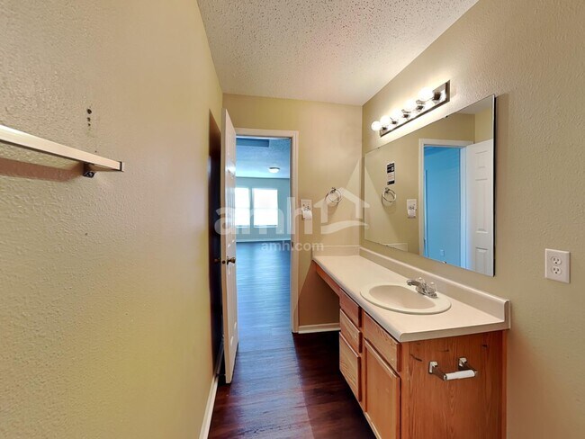 Building Photo - 489 Bourneside Dr