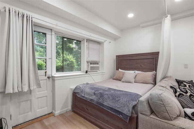 Building Photo - 140 N Broadway