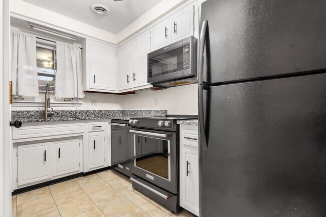 Building Photo - Beautiful Condo in Sango