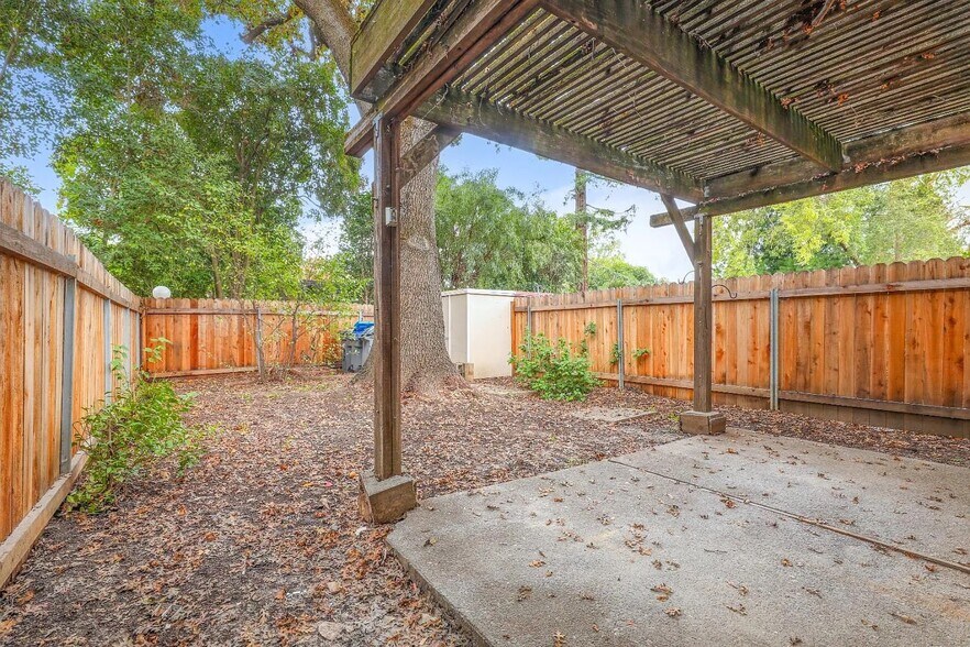 Building Photo - 1574 Drake Dr