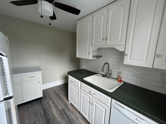 Building Photo - 512 W Orange St