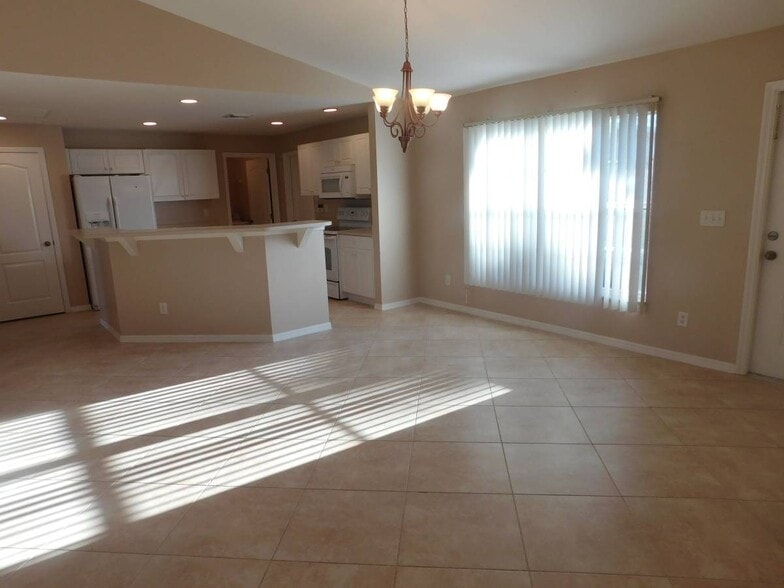 Building Photo - 4124 NE 8th Pl