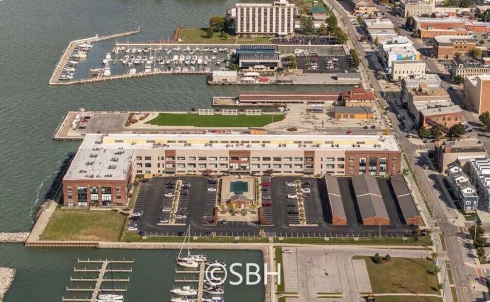 Building Photo - 401 W Shoreline Dr