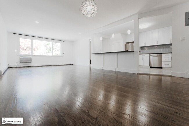 Building Photo - 576 Henry St