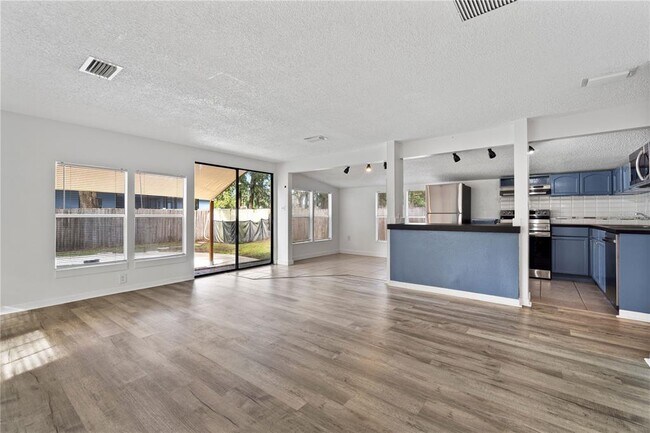 Building Photo - 3411 NE 52nd Ave