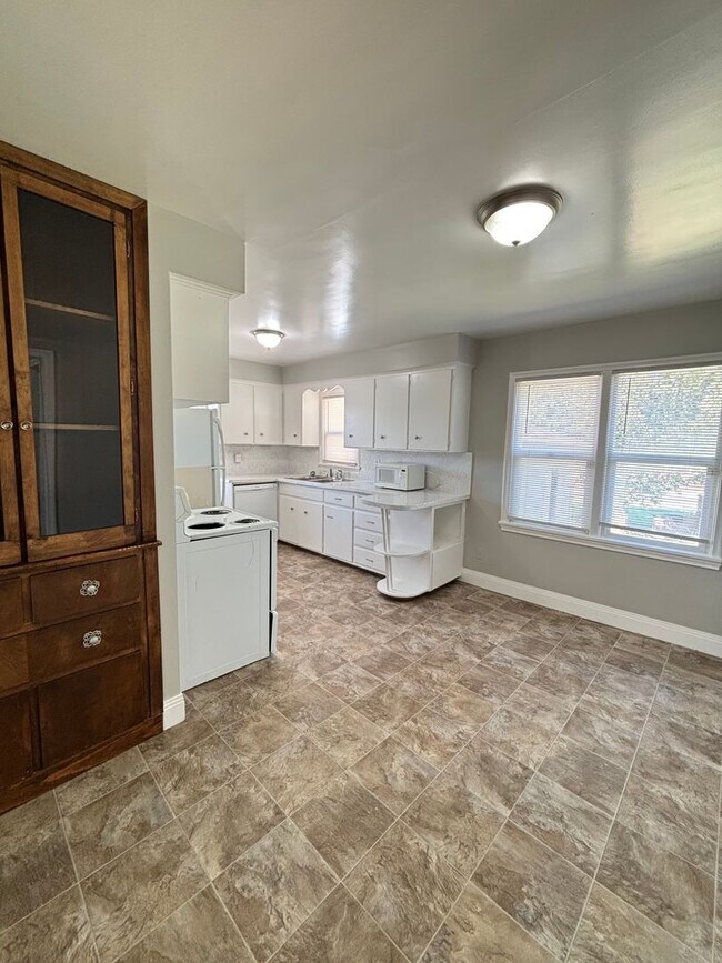 Building Photo - August Rent Free! 5 Bed 2 Bath Single Fami...