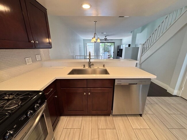 Building Photo - Updated 2 Bedroom home in Fullerton