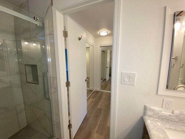 Building Photo - Modern 4 Bedroom, 3 Bath House - Near Died...