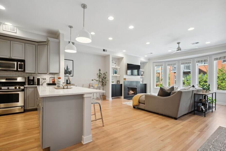 Building Photo - 821 W Superior St