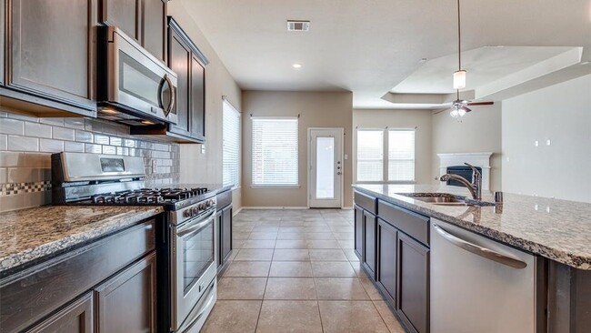 Building Photo - 2025 Lake Vista Dr
