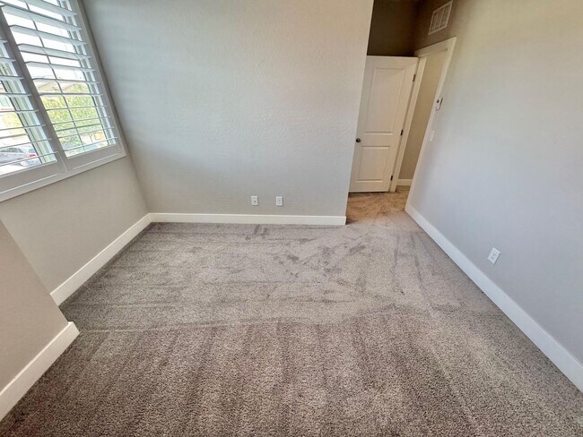 Building Photo - STUNNING 2 STORY HOME 3 BEDROOM/2.5 BATHROOM