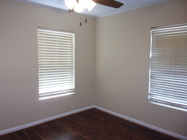Building Photo - Recently Updated 2 Bedroom 1 Bath Home