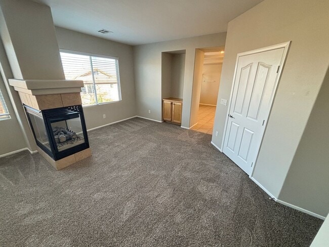 Building Photo - Gorgeous 6Bed/5Bath/4Car, 2-Story Home located in the Mountains Edge