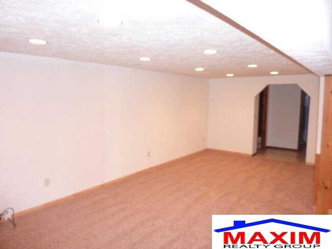 Building Photo - Move-in special offer!!!  Huge house - over 2,200 sqft convenient location and private backyard $...