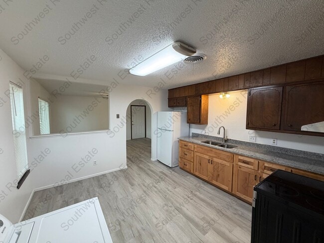 Building Photo - Newly Renovated 2 bedroom 1 bathroom