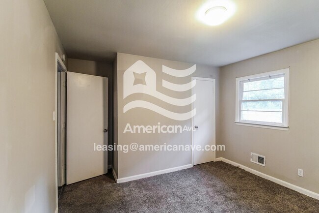 Building Photo - 215 Knodishall Dr