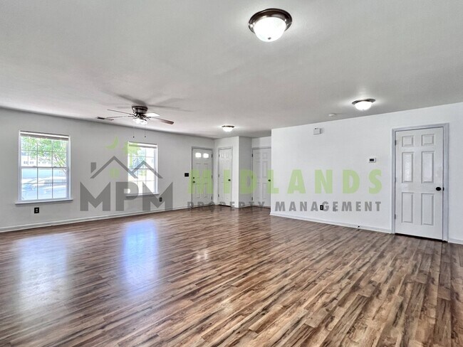 Building Photo - 492 Denman Loop