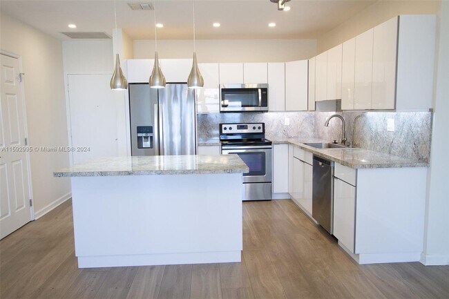 Building Photo - 3725 S Ocean Dr