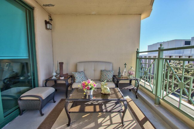 Building Photo - 300 S Duval St