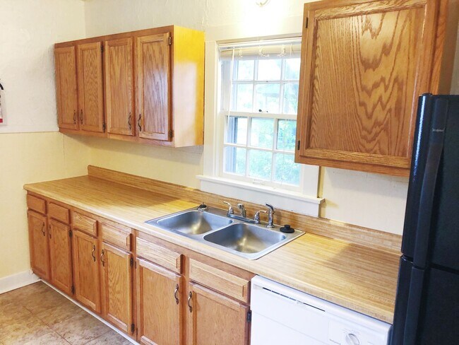 Building Photo - 323 S Eagleson Ave