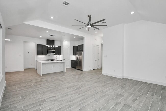 Building Photo - 517 Lovers Ln