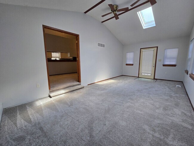 Building Photo - 3 Bedroom home in Mackinaw!