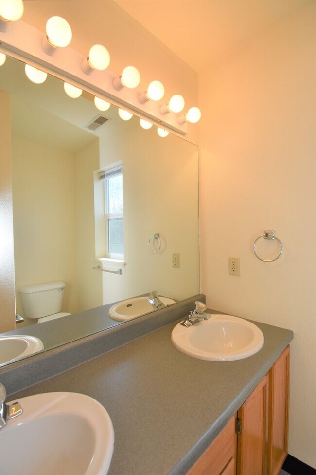 Building Photo - Townhouse style 2bed 1.5bath with attached...