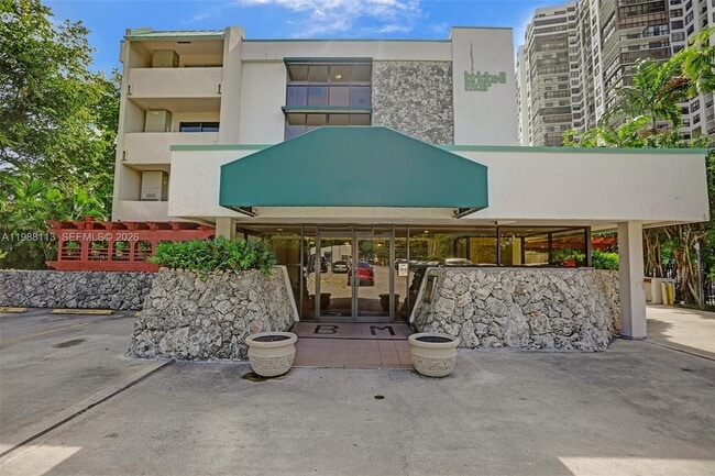 Building Photo - 2201 Brickell Ave