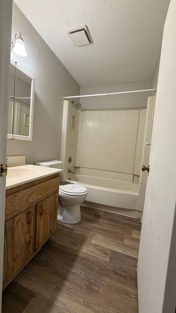 Building Photo - New on the Market-2 bedroom apartment-Maumee schools