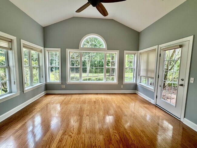 Building Photo - Three Bedroom Carriage House in Hampton Hall!