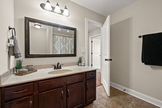 Building Photo - Pet Friendly Four Bedroom with Bonus!
