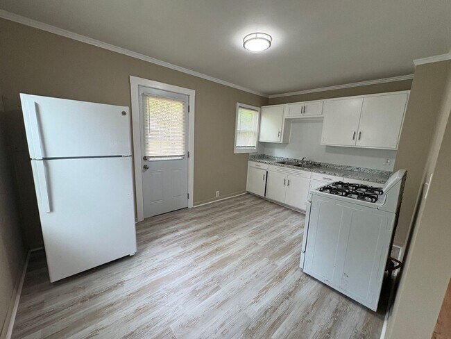 Building Photo - Newly Renovated Home on Baker St