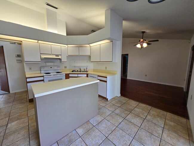 Building Photo - Springtree - Beautiful, spacious home