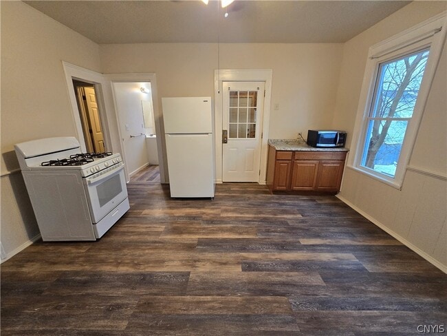 Building Photo - 804 E Division St